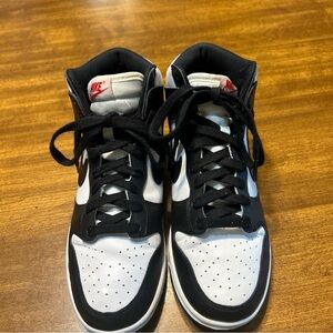 Women nike dunks,pre owned,only worn a couple of times,in decent condition